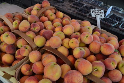 picture of farmer's market peaches